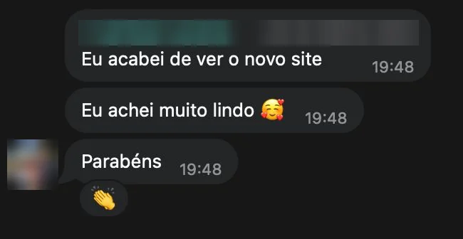 Print da conversa, com nome borrado: Eu acabei de ver o novo site. Eu achei muito lindo. Parabéns.